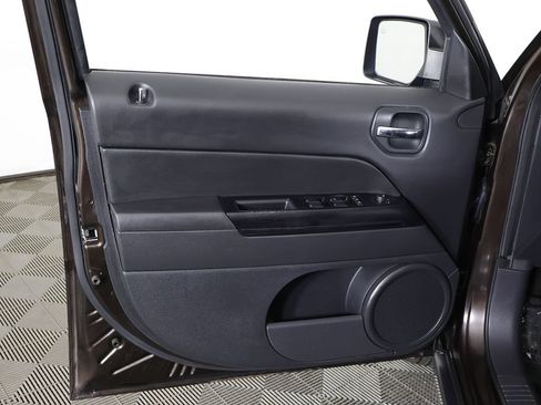 Used 2014 Jeep Patriot Latitude AWD/4WD image 19