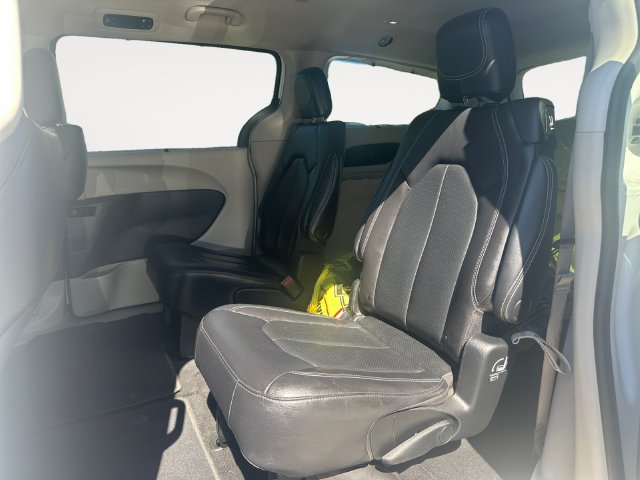 Used 2022 Chrysler Pacifica Touring-L FWD image 13