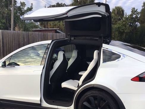 Used 2018 Tesla Model X 75D image 13