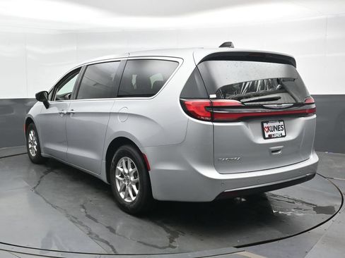 Used 2024 Chrysler Pacifica Touring-L FWD image 9