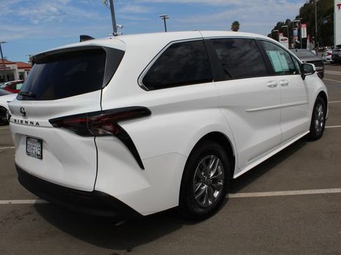 Certified 2026 Toyota Sienna LE FWD image 18