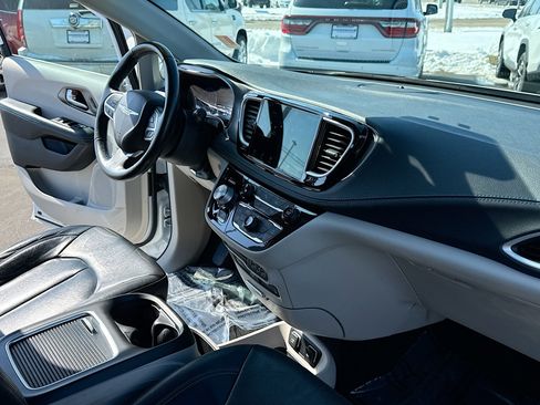 Used 2021 Chrysler Pacifica Touring-L w/ Uconnect Theater Family Group image 5
