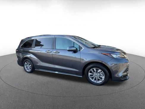 Used 2025 Toyota Sienna XLE FWD image 2
