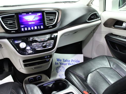 Used 2017 Chrysler Pacifica Touring-L Plus w/ Tire & Wheel Group image 21