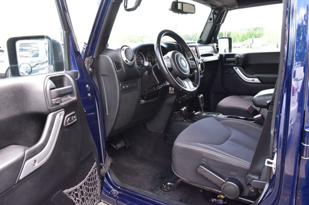 Used 2013 Jeep Wrangler Unlimited Rubicon w/ Connectivity Group AWD/4WD image 31