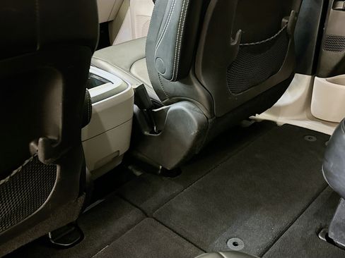 Used 2024 Chrysler Pacifica Touring-L image 27