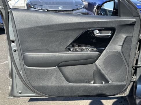 Used 2017 Kia Niro EX image 23