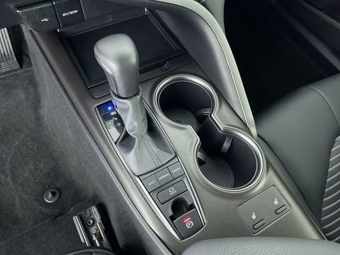 Used 2024 Toyota Camry SE image 32