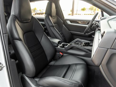Certified 2025 Porsche Cayenne image 41
