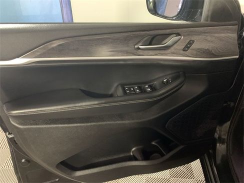 Used 2023 Jeep Grand Cherokee Limited image 22