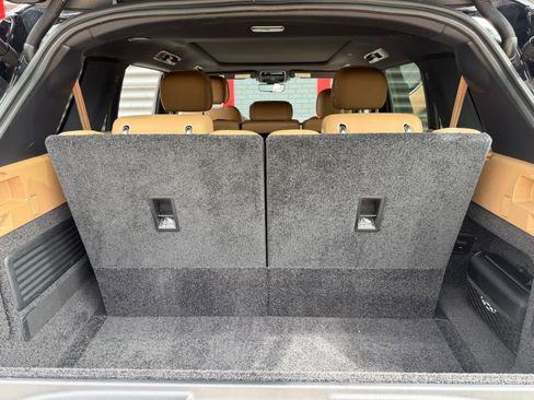 Used 2025 Land Rover Range Rover Long Wheelbase SE image 18