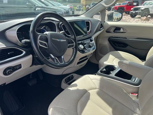 Used 2021 Chrysler Pacifica Touring-L FWD image 21