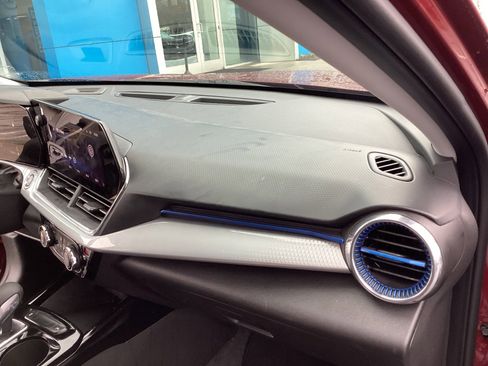 Used 2025 Chevrolet Trax LT w/ LT Convenience Package image 16