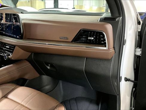 Used 2025 Chevrolet Tahoe High Country AWD/4WD image 19