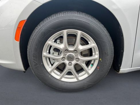 Certified 2024 Chrysler Pacifica Touring-L image 11