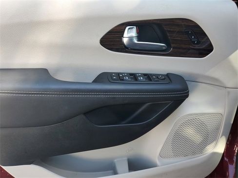 Used 2023 Chrysler Pacifica Limited image 20