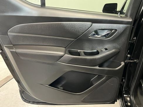 Used 2023 Chevrolet Traverse LT image 18