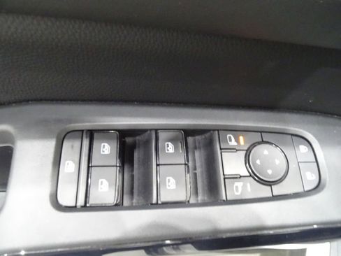 Used 2024 Nissan Pathfinder SV image 18