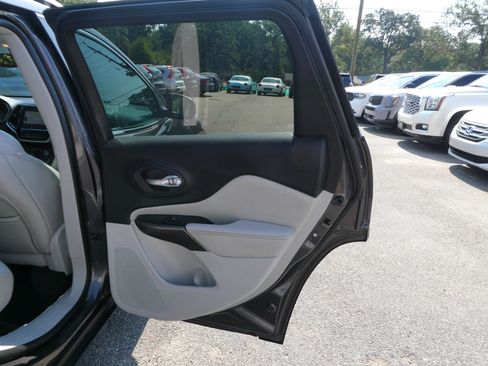 Used 2019 Jeep Cherokee Limited FWD image 26