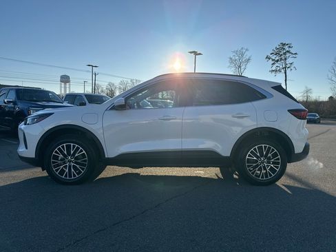 New 2025 Ford Escape SE w/ PHEV Premium Package FWD image 6