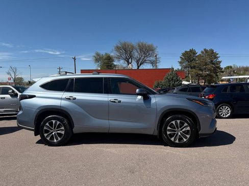 Used 2021 Toyota Highlander XLE AWD/4WD image 3