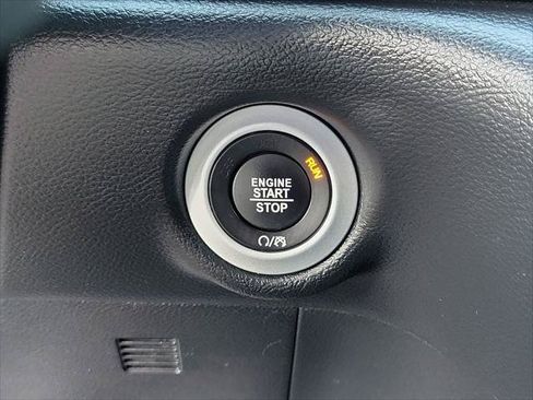 Certified 2025 Chrysler Pacifica Select FWD image 12