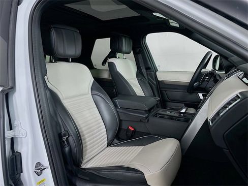 Certified 2023 Land Rover Discovery Metropolitan Edition image 31