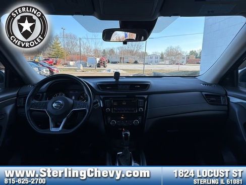 Used 2019 Nissan Rogue SV image 9