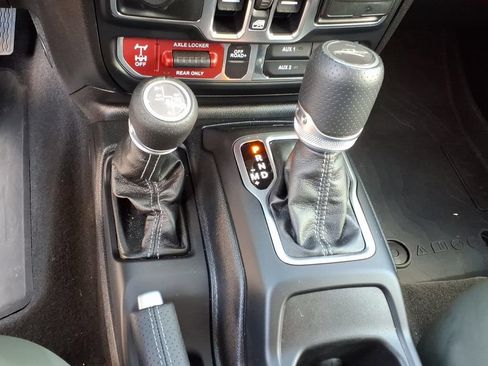Used 2025 Jeep Gladiator Mojave AWD/4WD image 28