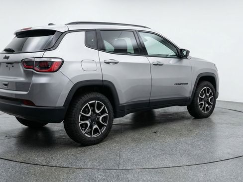 Used 2025 Jeep Compass Trailhawk AWD/4WD image 9