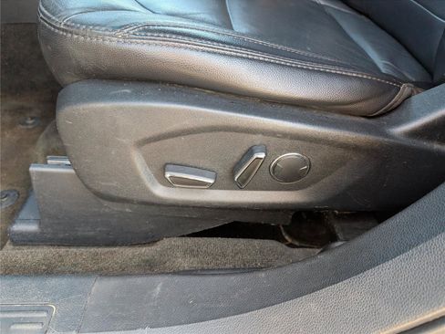 Used 2017 Ford Explorer XLT w/ Equipment Group 202A FWD image 12