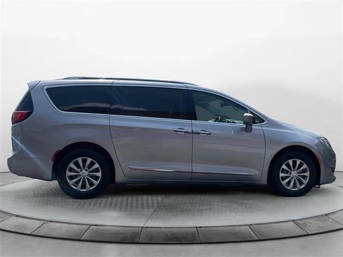 Used 2018 Chrysler Pacifica Touring-L image 6