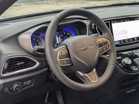 Used 2025 Chrysler Pacifica Select image 15