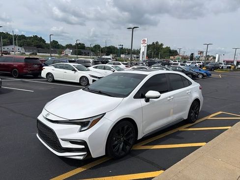 Used 2024 Toyota Corolla SE w/ SE Premium Package FWD image 2