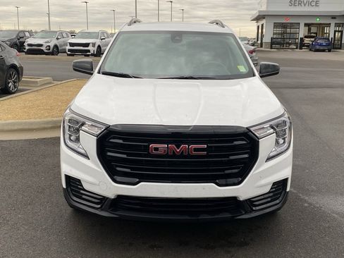 Used 2024 GMC Terrain SLE w/ Driver Convenience Package image 2
