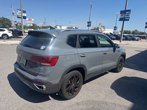 Used 2022 Volkswagen Taos SE FWD image 6