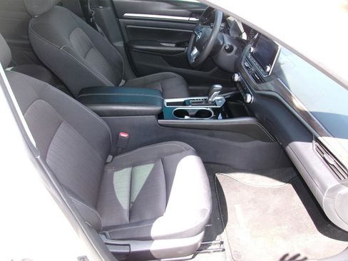 Used 2023 Nissan Altima 2.5 SV FWD image 18