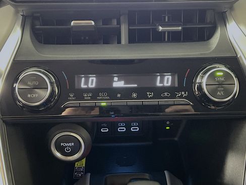 Used 2023 Toyota Venza LE image 26