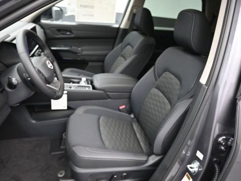 New 2026 Nissan Pathfinder SV w/ SV Premium Package FWD image 17