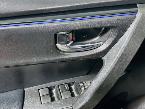 Used 2018 Toyota Corolla SE FWD image 15