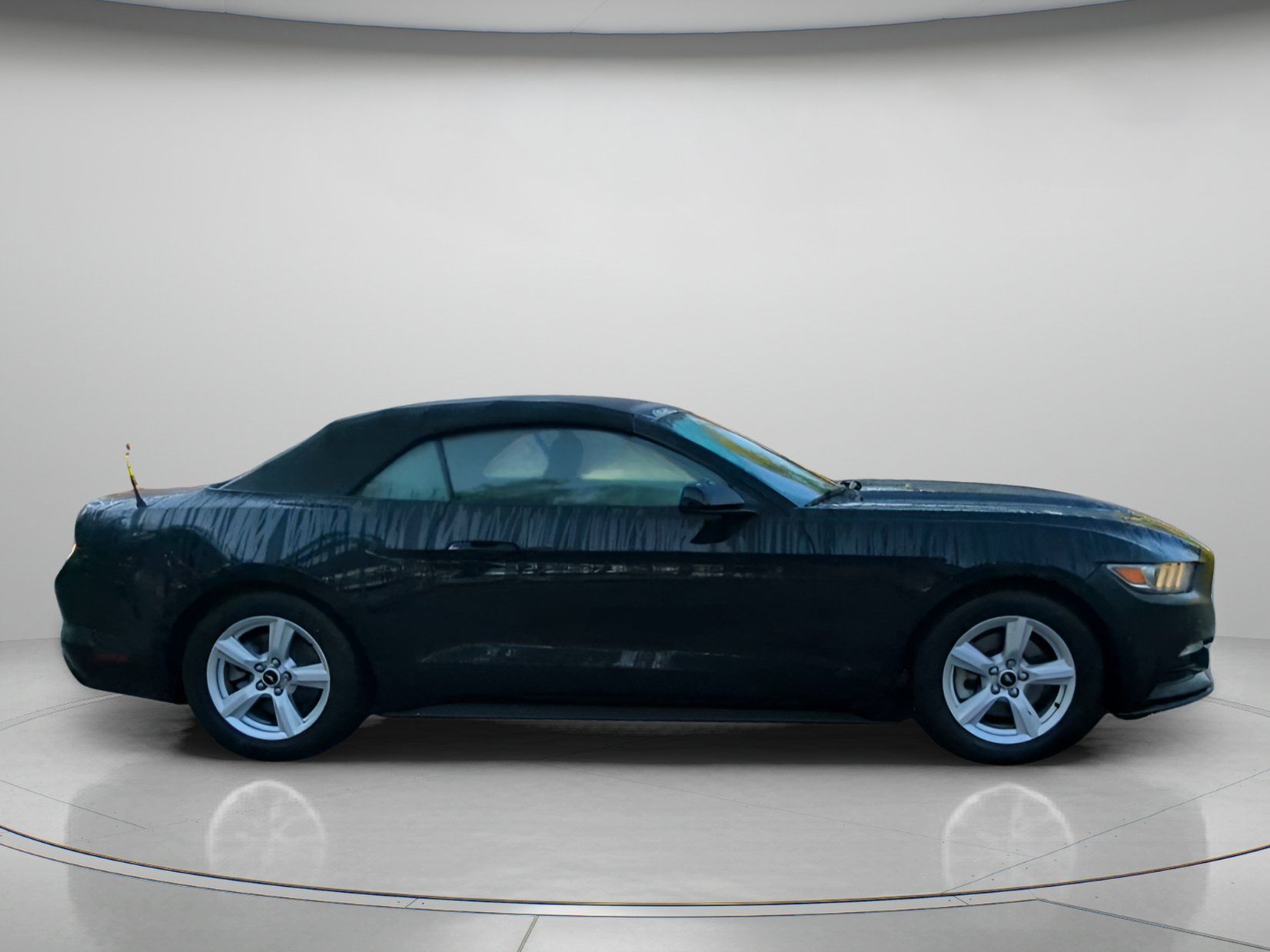 Used 2016 Ford Mustang Convertible RWD image 33