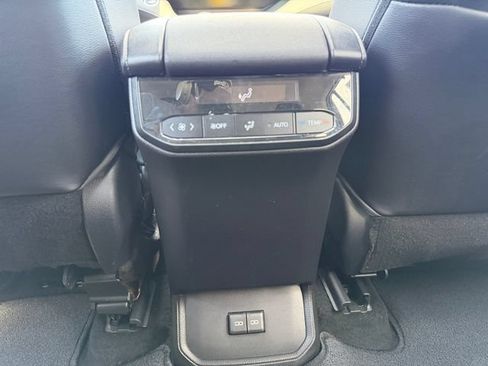 Used 2023 Toyota Highlander XLE FWD image 30