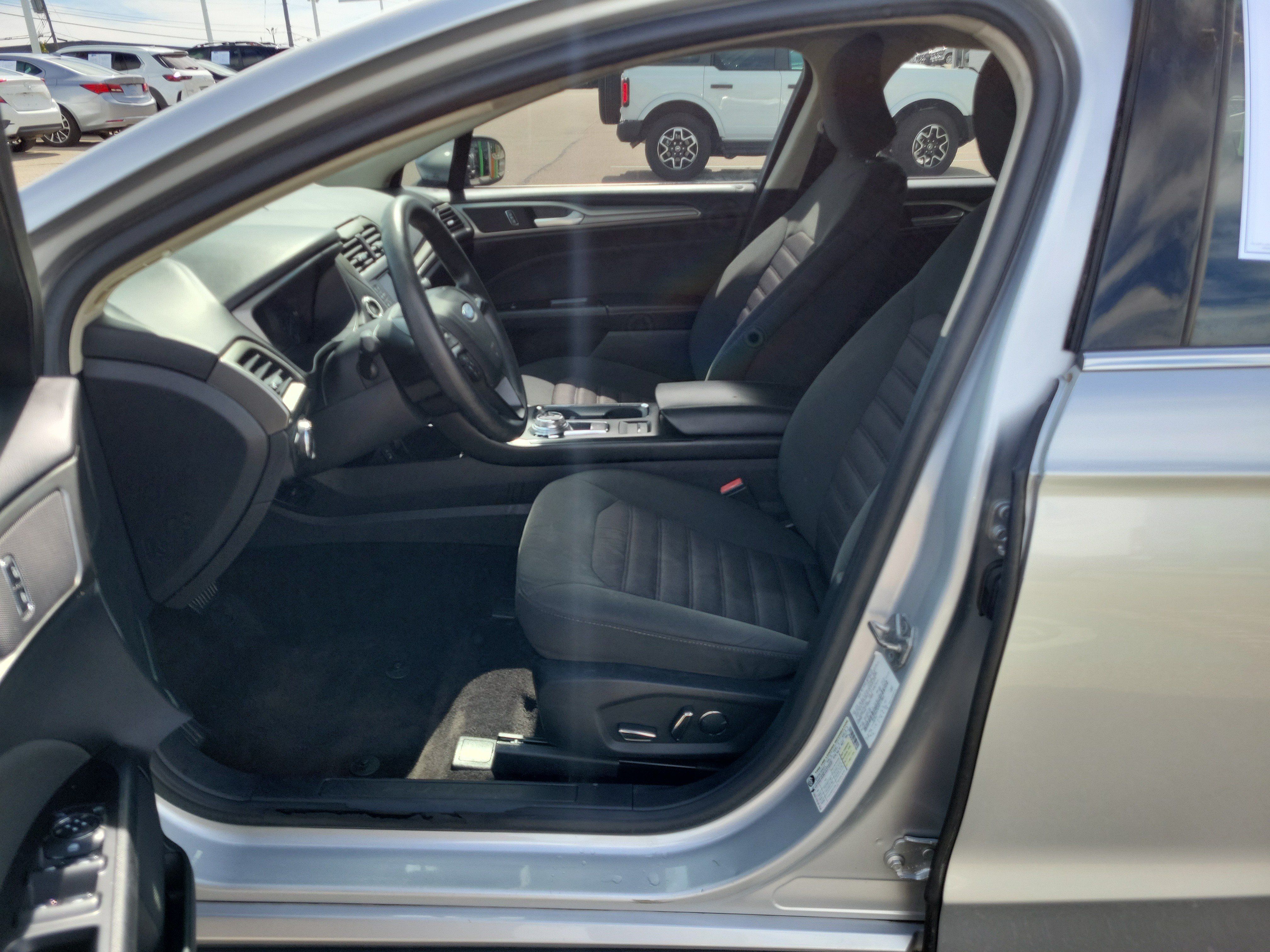 Used 2017 Ford Fusion SE FWD image 15