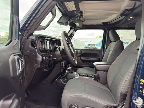 Used 2025 Jeep Wrangler Unlimited Rubicon w/ Convenience Group AWD/4WD image 10