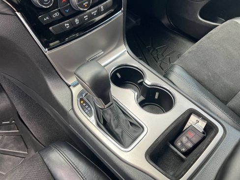 Used 2019 Jeep Grand Cherokee Altitude AWD/4WD image 13