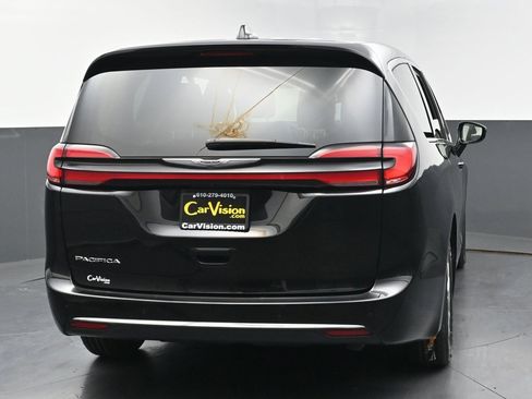 Used 2024 Chrysler Pacifica Touring-L image 4