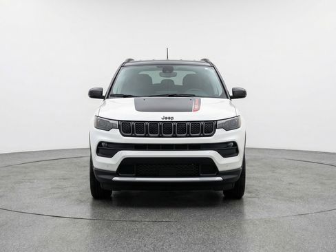 Used 2025 Jeep Compass Trailhawk AWD/4WD image 2