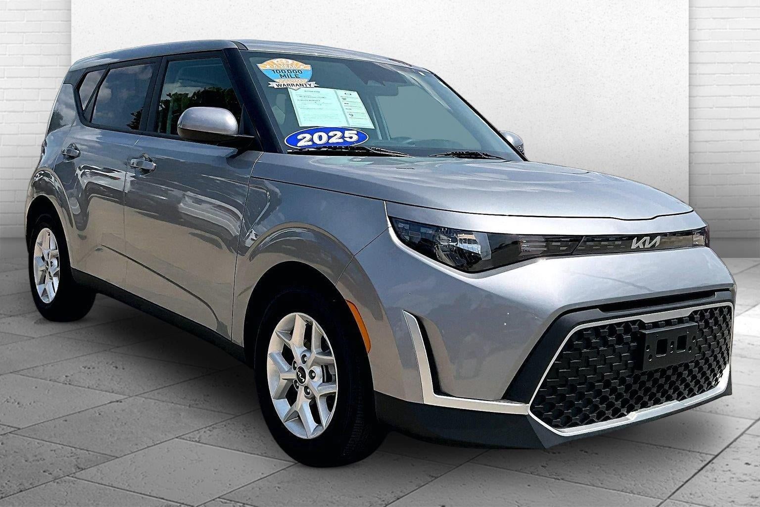 Used 2025 Kia Soul LX w/ LX Technology Package FWD image 1