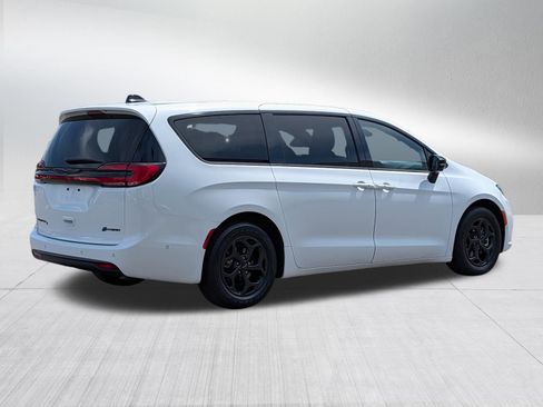 Used 2024 Chrysler Pacifica Limited FWD image 7