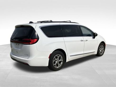 Used 2023 Chrysler Pacifica Limited FWD image 3